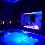 La Nuit Des Secrets 4 Etoiles Avec Jacuzzi Et Sauna בית נופש